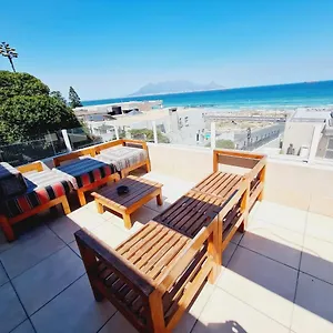 https://2whitewaters-bloubergstrand.hotels-capetown.com